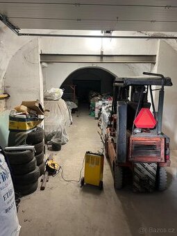 Pronájem skladu, dílny nebo garáží.