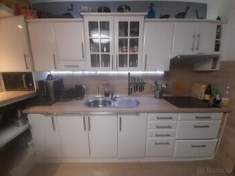 Kuchyňská linka s barem a spotřebiči a jiné