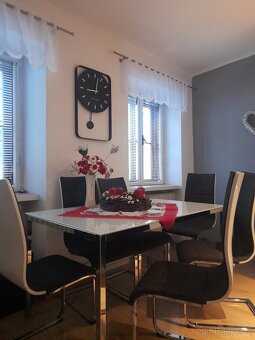 Kuchyňská linka s barem a spotřebiči a jiné