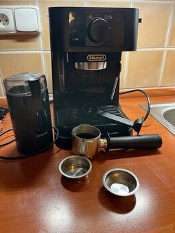 Pákový kávovar De’Longhi EC 230.BK + mlýnek na kávu