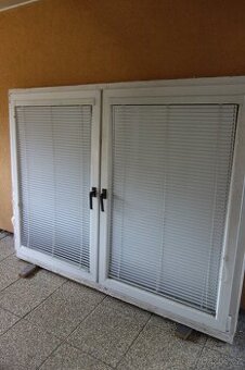 PLAST OKNO 205x156 cm + folie pokovená + žaluzie