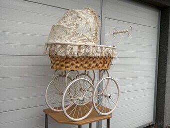 Velký proutěný krajkový kočárek pro panenku