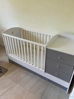Dětská postýlka s prebalovacím pultem