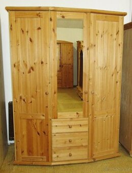 Borovicová šatní skříň se zrcadlem - polomasiv