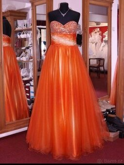 Oranžové dlouhé šaty