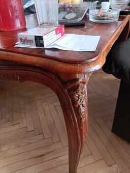 Starý konferenční stolek