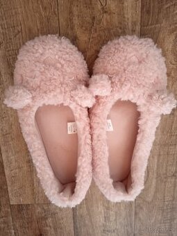 DÁMSKÉ DOMÁCÍ PAPUČE