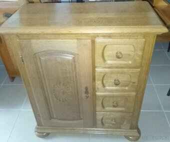 Celo dubová vyřezávaná komoda