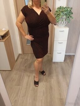 Šaty s červenou nitkou