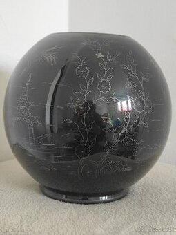 Černá váza z burelového skla