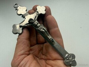 Kříž s Kristem Arma Christi nástroje utrpení niklovaný cín