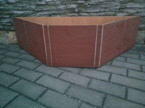 Atypická podomácku vyrobená bedna na dříví apod.