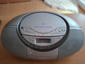 Radiomagnetofon s přehrávačem CD.