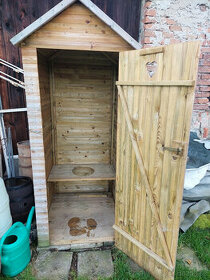 Zahradní dřevěná toaleta