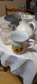 Retro dzbany a Mega porcelánový hrnek