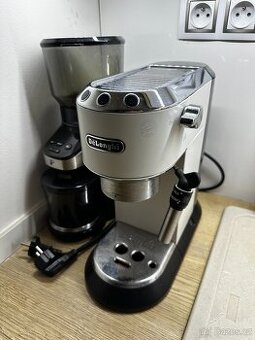 Predám pákový kávovar DeLonghi Dedica a mlýnek Tchibo