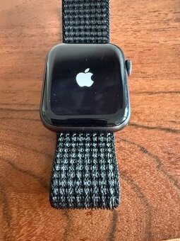 Krásné Apple Watch 6 44mm, nabíječka, řemínky