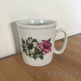 Velky hrnek s kvetinami