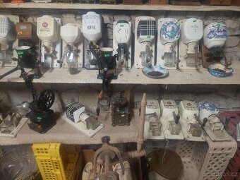 Starý  PORCELANOVÝ MLÝNEK  na kavu