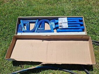 schůdky k  venkovnímu bazénu