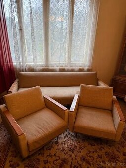 Stará sedací souprava - pohovka a 2 křesla a stůl