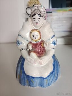 Keramická soška – matka s dítětem, ruční malba (17 cm)