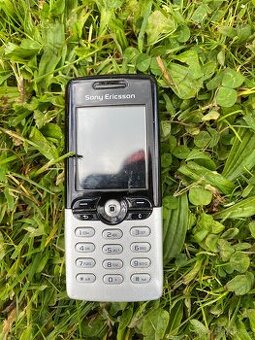 Retro mobilní telefon Sony Ericsson