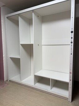Šatní skříň s posuvnými dveřmi