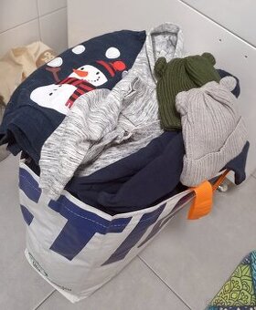 Balík oblečení na chlapečka 0-1 rok daruji za odvoz