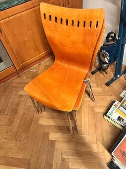 Dřevěná židle s kovovými nohami