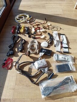 Kabely k PC, napájecí adaptéry