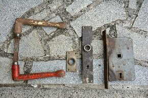 Kování pro velká vrata.