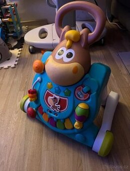 Chodítko a interaktivní stoleček 2v1