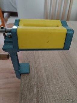 Mlýnek na výrobu domácích nudli.