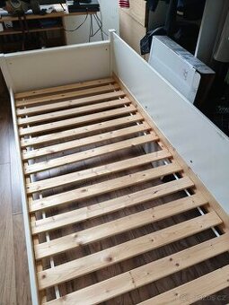 Jednodílná postel s matrací