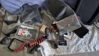 Moto Guzzi V85TT – komplet doplňků + Wilbers 643 top stav