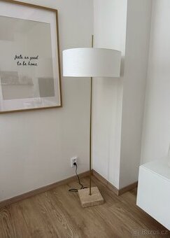 Stojací lampa IKEA STOCKHOLM 2025 – bílá + 3× LED žárovka