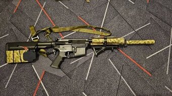 Prodám zánovní zbraň M4 APS a doplňky
