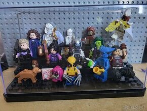 Vitrína lego figurky velká schodova černa