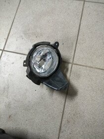 Ostřikovač světel a levá přední mlhovka Chevrolet Captiva.