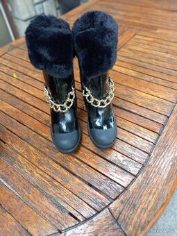 LOVE MOSCHINO