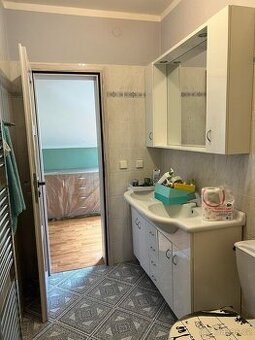 dvojumyvadlo se skříňkou a zrcadlem
