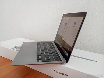 MacBook Air 13 palců Apple M1 chip 8 GB RAM 256 SSDx 200 cyk