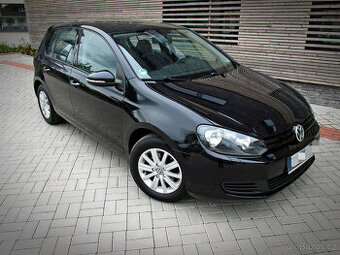 HEZKÝ VW GOLF VI. S MOTOREM 1.4i- 63kW - KLIMA - VÝHŘEV SED.