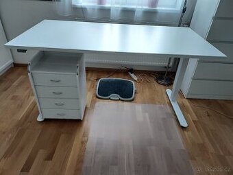 Pracovní stůl