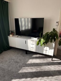 Masiv - bílá komoda / TV stolek, šířka