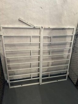 Bílá kovová branka