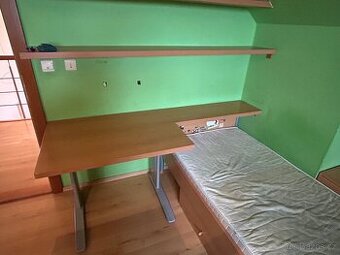 Studentská postel a psací stul