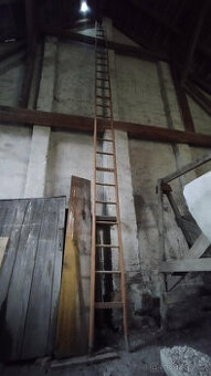 Masivní dřevěný žebřík - 8m