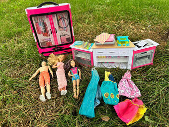 Barbie a Ken kuchyňka, skříň, šatník, oblečení a panenky